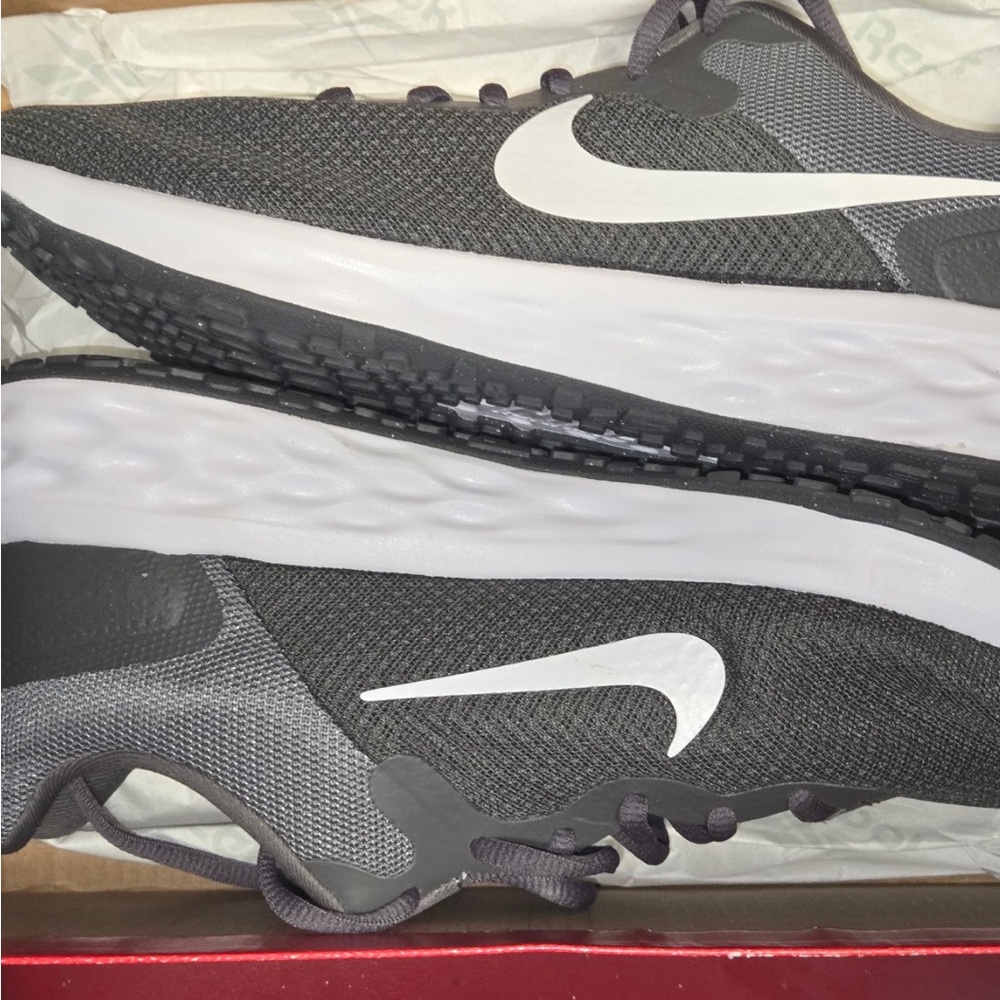 Nike Men's Gray and White Sneakers